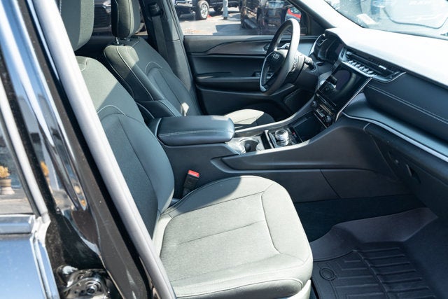 2025 Jeep Grand Cherokee Laredo X 4x4