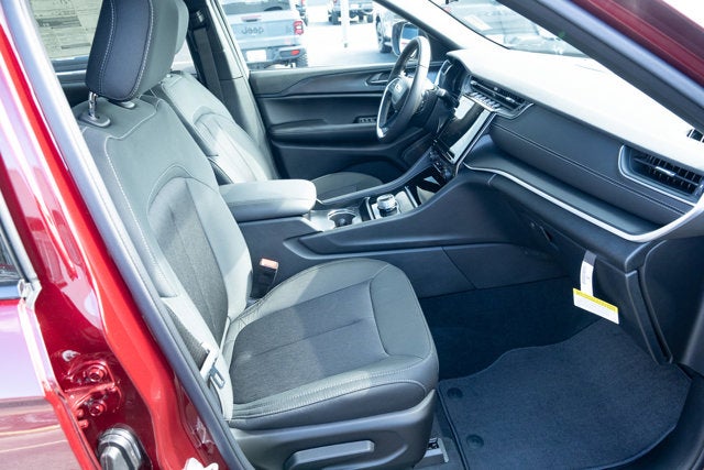 2025 Jeep Grand Cherokee GRAND CHEROKEE L LAREDO X 4X4