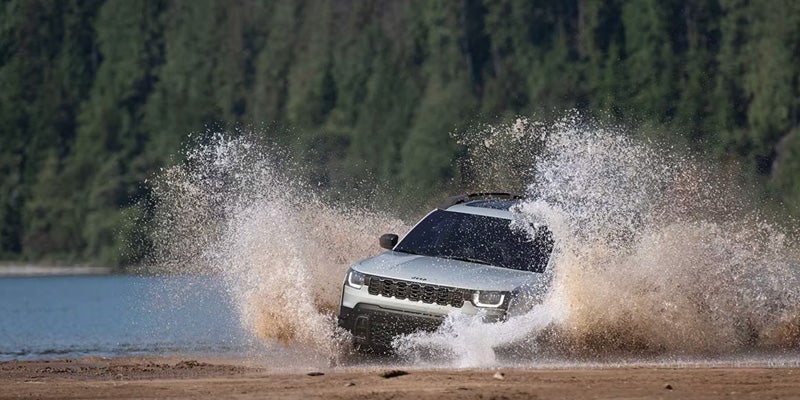 Jeep Cherokee off-road splash drive